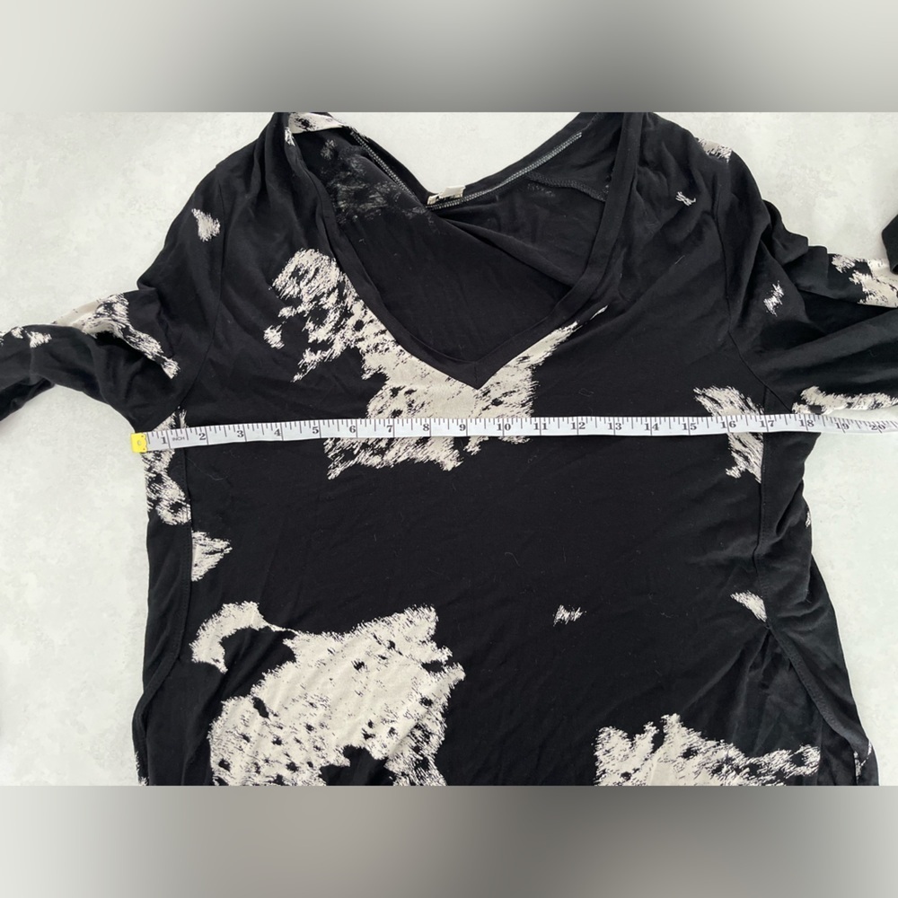 Wilfred/ Long sleeve/ V-neck/ Split hem top/ White & black Abstract/ Size US M - Picture 7 of 9